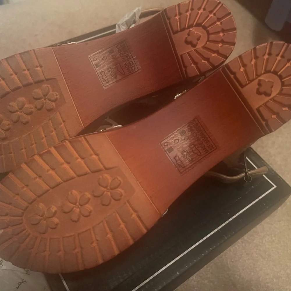 New in Box Women’s Qupid Brown Wood Sole Sandal - Picture 5 of 6